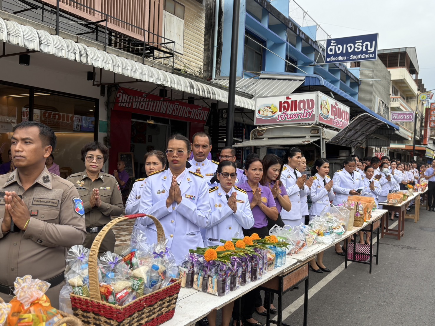 “ทำบุญตักบาตรเพื่อถวายเป็นพระราชกุศล”