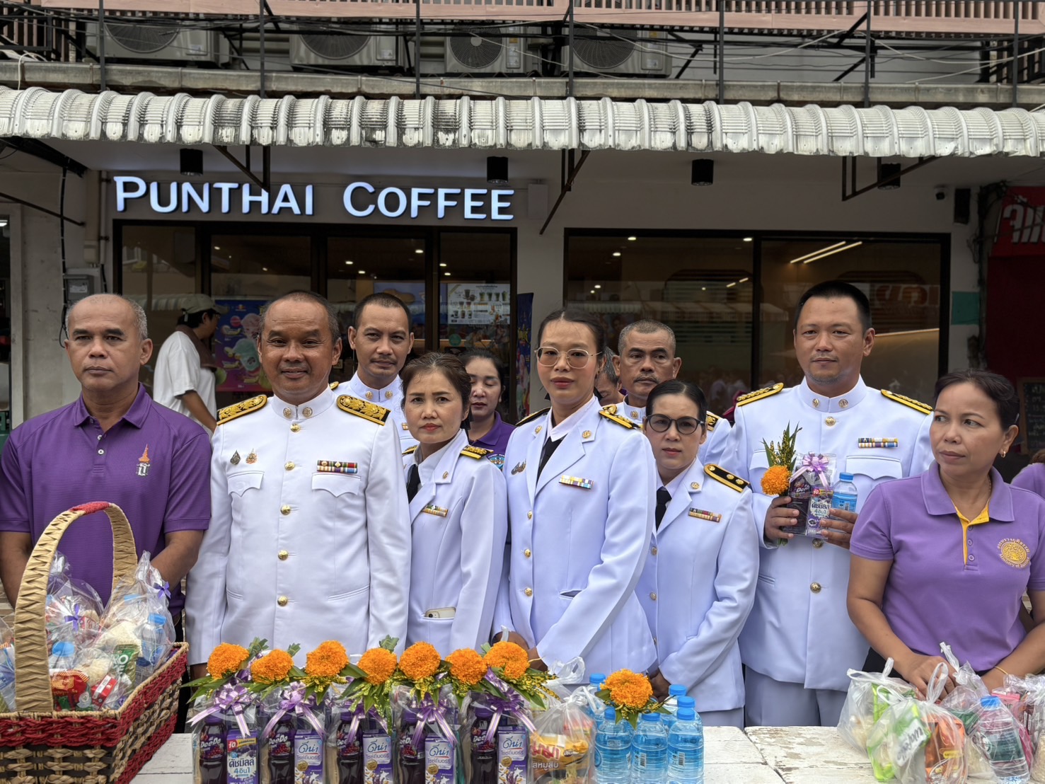 “ทำบุญตักบาตรเพื่อถวายเป็นพระราชกุศล”