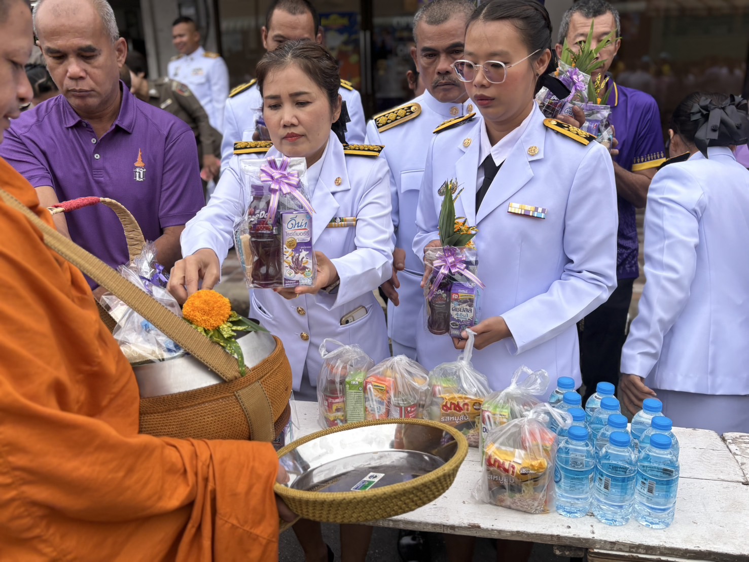 “ทำบุญตักบาตรเพื่อถวายเป็นพระราชกุศล”