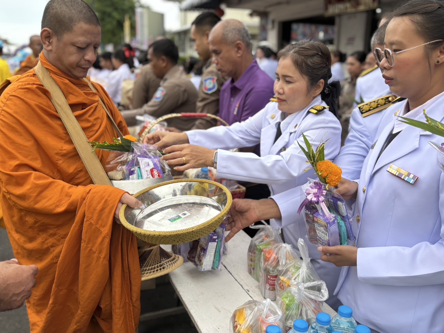 “ทำบุญตักบาตรเพื่อถวายเป็นพระราชกุศล”