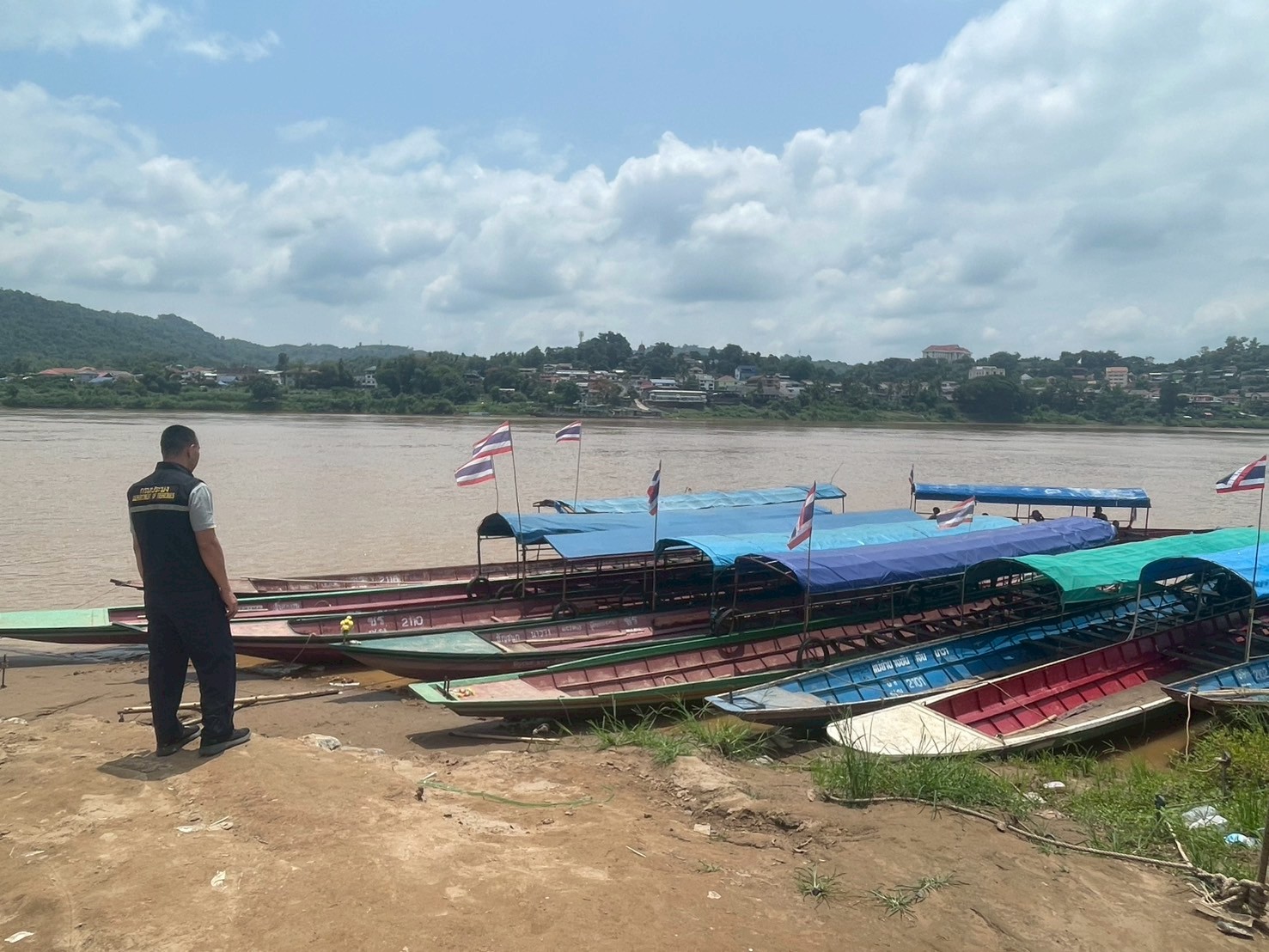 เจ้าหน้าที่ศูนย์บริหารจัดการด่านตรวจประมง เขต 1 (เชียงราย) ตรวจสอบสินค้าสัตว์น้ำส่งออกไปยังสาธารณรัฐประชาธิปไตยประชาชนลาว