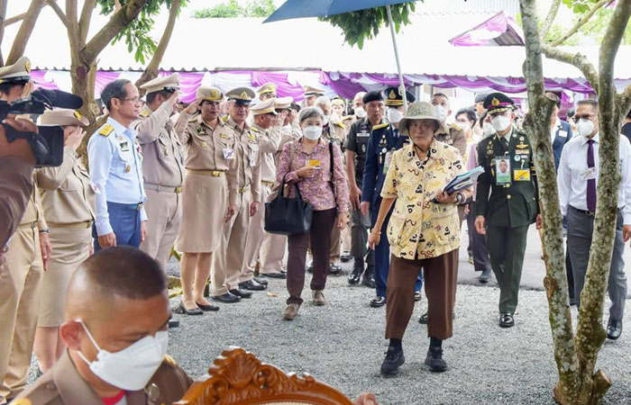 ผู้อำนวยการศูนย์ฯ คุ้งกระเบน พร้อมด้วยข้าราชการและเจ้าหน้าที่ เฝ้าฯ รับเสด็จ สมเด็จพระกนิษฐาธิราชเจ้า กรมสมเด็จพระเทพรัตนราชสุดา ฯ สยามบรมราชกุมารี ทรงติดตามผลการดำเนินงานของโรงเรียนตำรวจตระเวนชายแดนสิงคโปร์แอร์ไลน์เฉลิมพระเกียรติฯ..คลิก