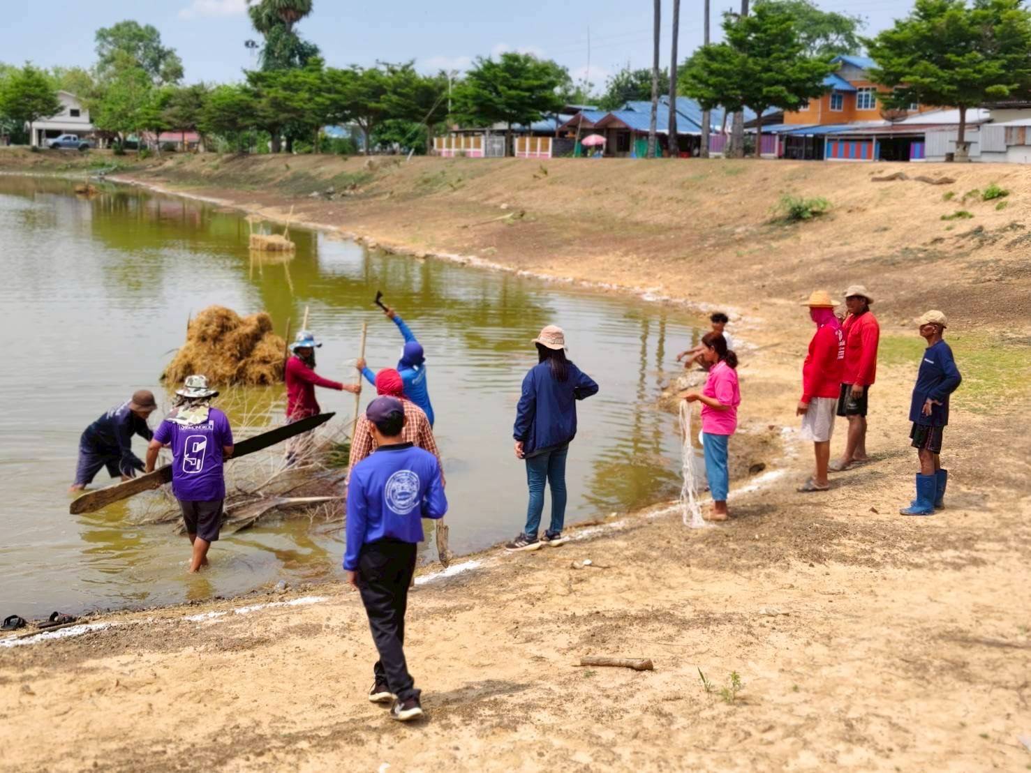 เตรียมความพร้อมก่อนปล่อยพันธุ์สัตว์น้ำ ณ หนองสลักได..คลิก