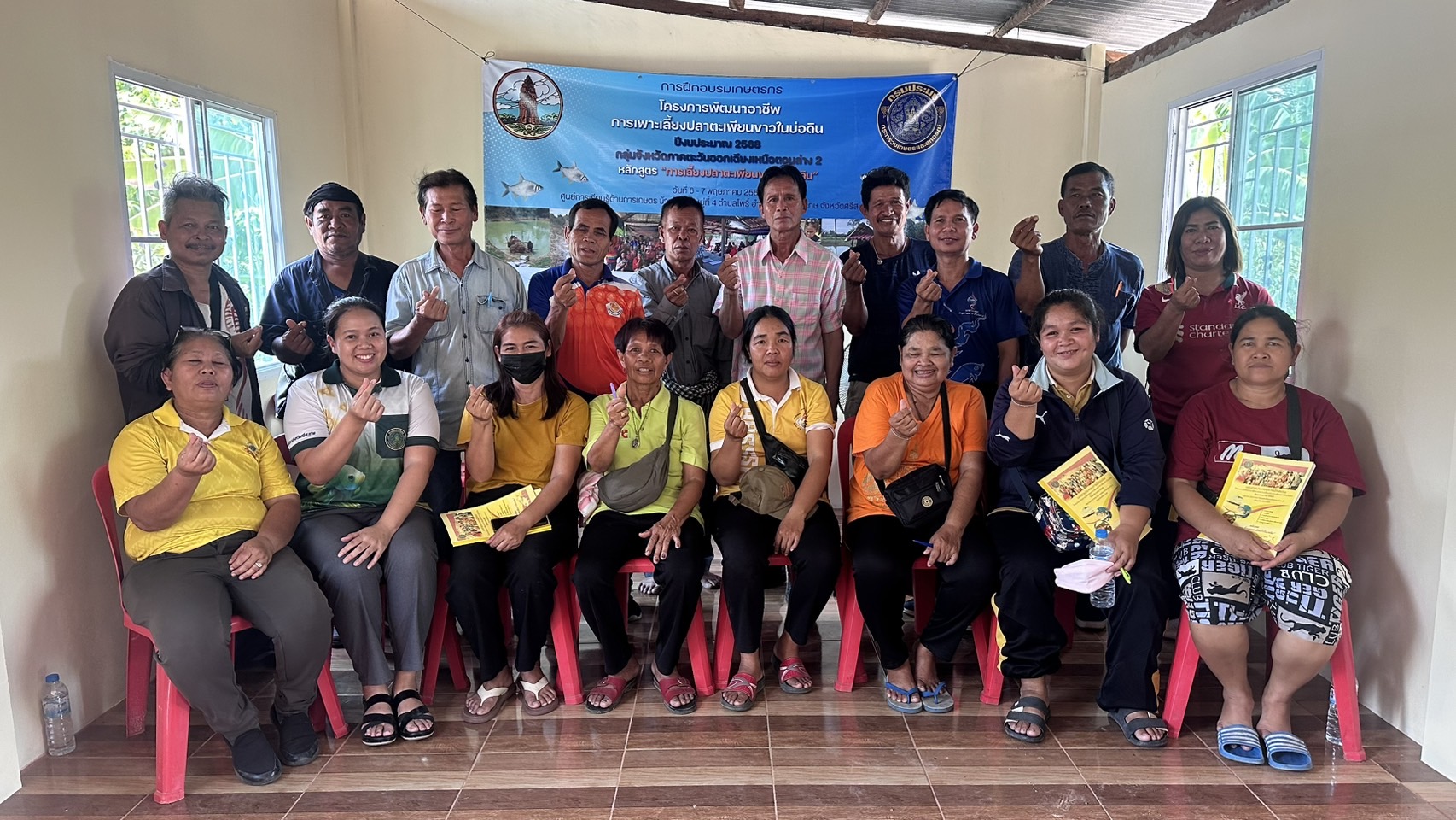 สำนักงานประมงจังหวัดศรีสะเกษ จัดอบรมเกษตรกรส่งเสริมการเลี้ยงปลาตะเพียนขาวในบ่อดิน..คลิก