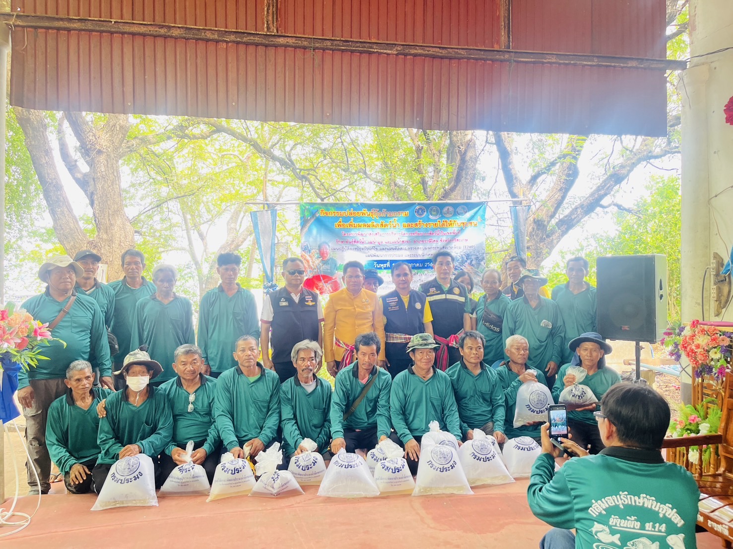 หน่วยงานสังกัดกรมประมงศรีสะเกษจัดกิจกรรมปล่อยพันธุ์กุ้งก้ามกราม..คลิก
