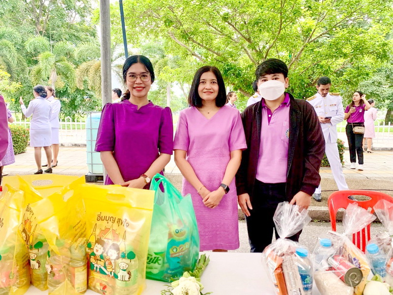 ร่วมพิธีเจริญพระพุทธมนต์และทำบุญตักบาตรถวายราชกุศล สมเด็จพระนางเจ้าฯ พระบรมราชินี