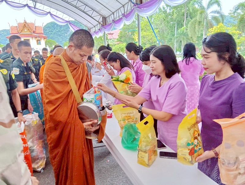 ร่วมพิธีเจริญพระพุทธมนต์และทำบุญตักบาตรถวายราชกุศล สมเด็จพระนางเจ้าฯ พระบรมราชินี
