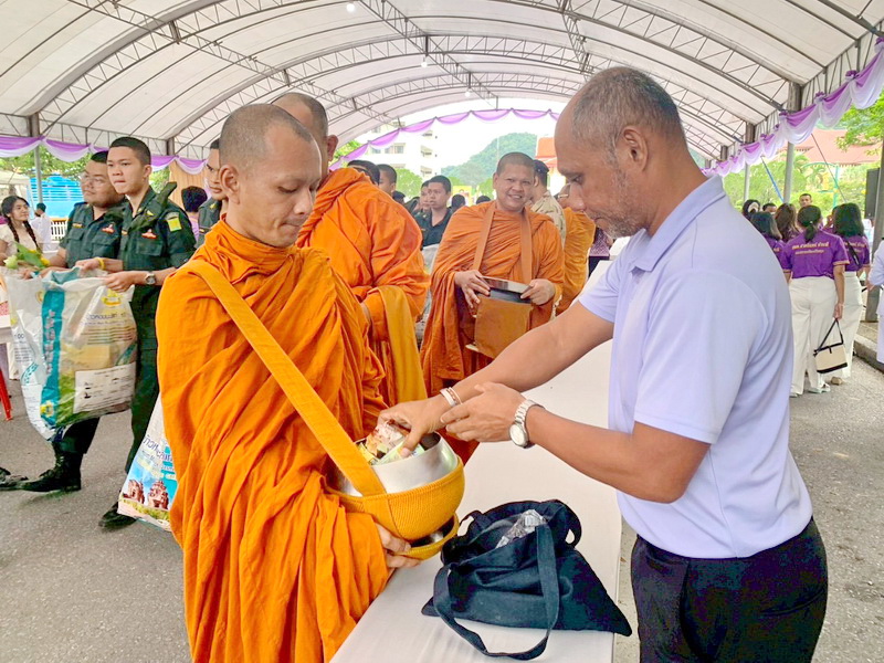 ร่วมพิธีเจริญพระพุทธมนต์และทำบุญตักบาตรถวายราชกุศล สมเด็จพระนางเจ้าฯ พระบรมราชินี..คลิก