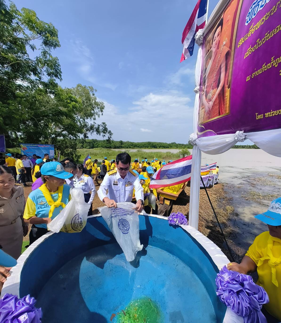 ปล่อยพันธุ์สัตว์น้ำเฉลิมพระเกียรติ เนื่องในวันเฉลิมพระชนมพรรษา สมเด็จพระนางเจ้าสุทธิดา   พัชรสุธาพิมลลักษณ พระบรมราชินี 