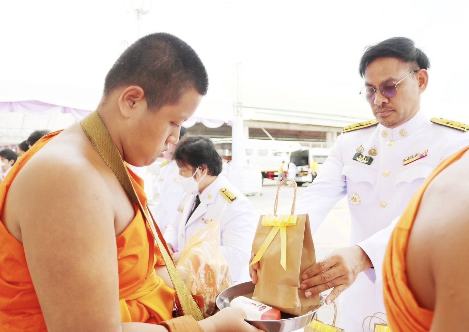 ร่วมพิธีเจริญพระพุทธมนต์และทำบุญตักบาตรถวายพระราชกุศลเฉลิมพระเกียรติสมเด็จพระนางเจ้าฯ พระบรมราชินี เนื่องในโอกาสวันเฉลิมพระชนมพรรษา 3 มิถุนายน 2568..คลิก