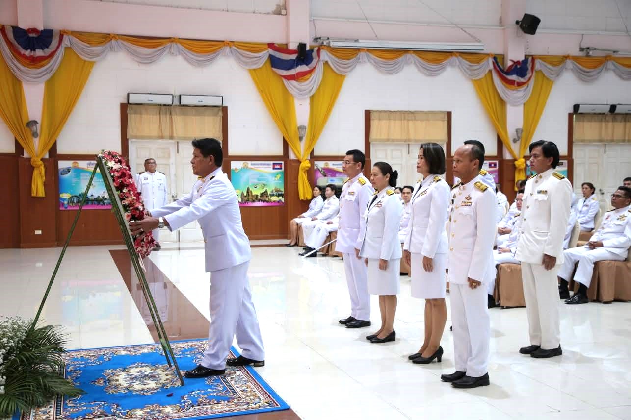 ร่วมพิธีวางพวงมาลาถวายราชสักการะ เนื่องในวันคล้ายวันสวรรคต พระบาทสมเด็จพระปรเมนทรมหาอานันทมหิดล พระอัฐมรามาธิบดินทร 