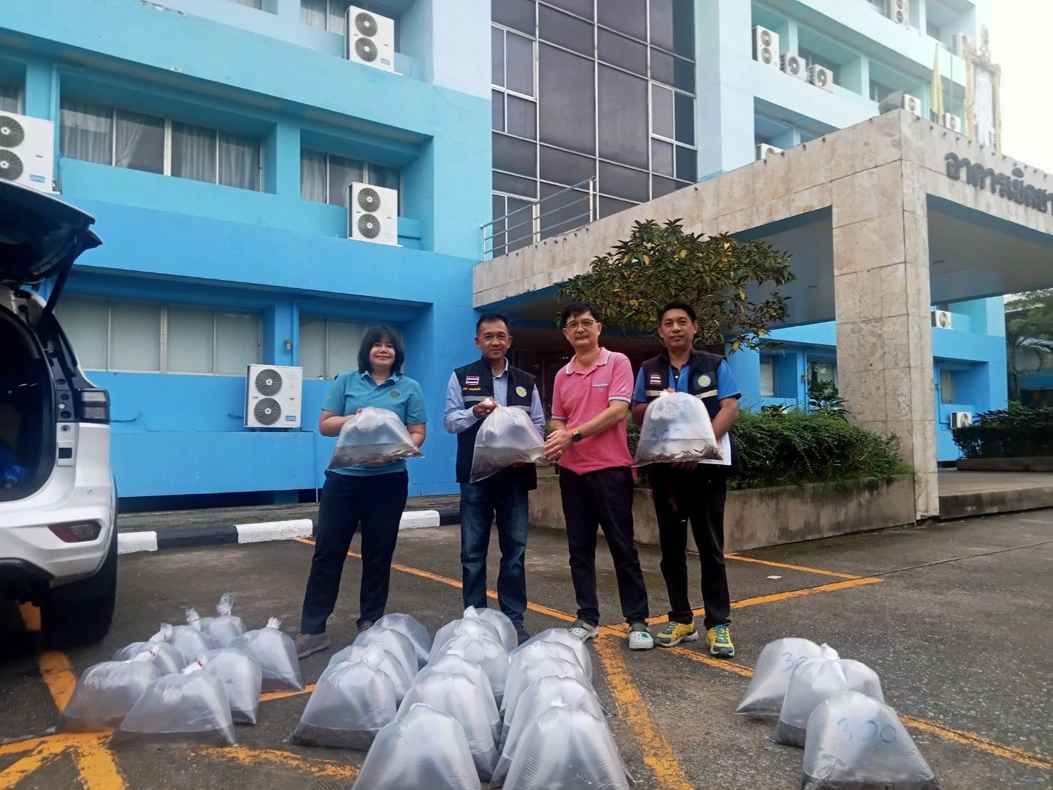 สำนักงานประมงพื้นที่กรุงเทพมหานคร ได้มอบปัจจัยการผลิต ให้กับทางโรงเรียนที่เข้าร่วมโครงการสนับสนุนด้านการประมงตามพระราชดำริ ประจำปี 2568