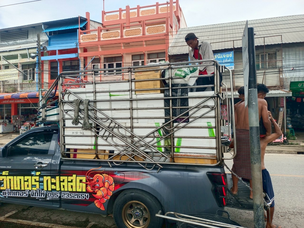 เจ้าหน้าที่ศูนย์บริหารจัดการด่านตรวจประมงเขต 1 (เชียงราย) ตรวจสอบสินค้าประมงส่งออกไปยังสาธารณรัฐประชาธิปไตยประชาชนลาว ผ่านทางด่านพรมแดนอำเภอเชียงแสน