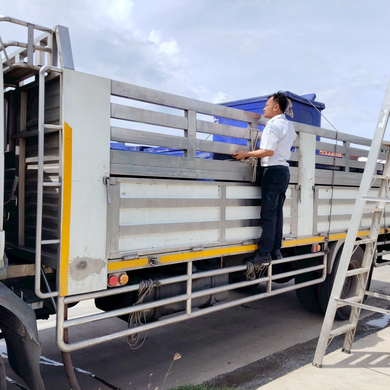 ตรวจสินค้าประมงที่นำเข้า ส่งออก ทางจุดผ่านแดนถาวรบ้านหนองเอี่ยน..คลิก