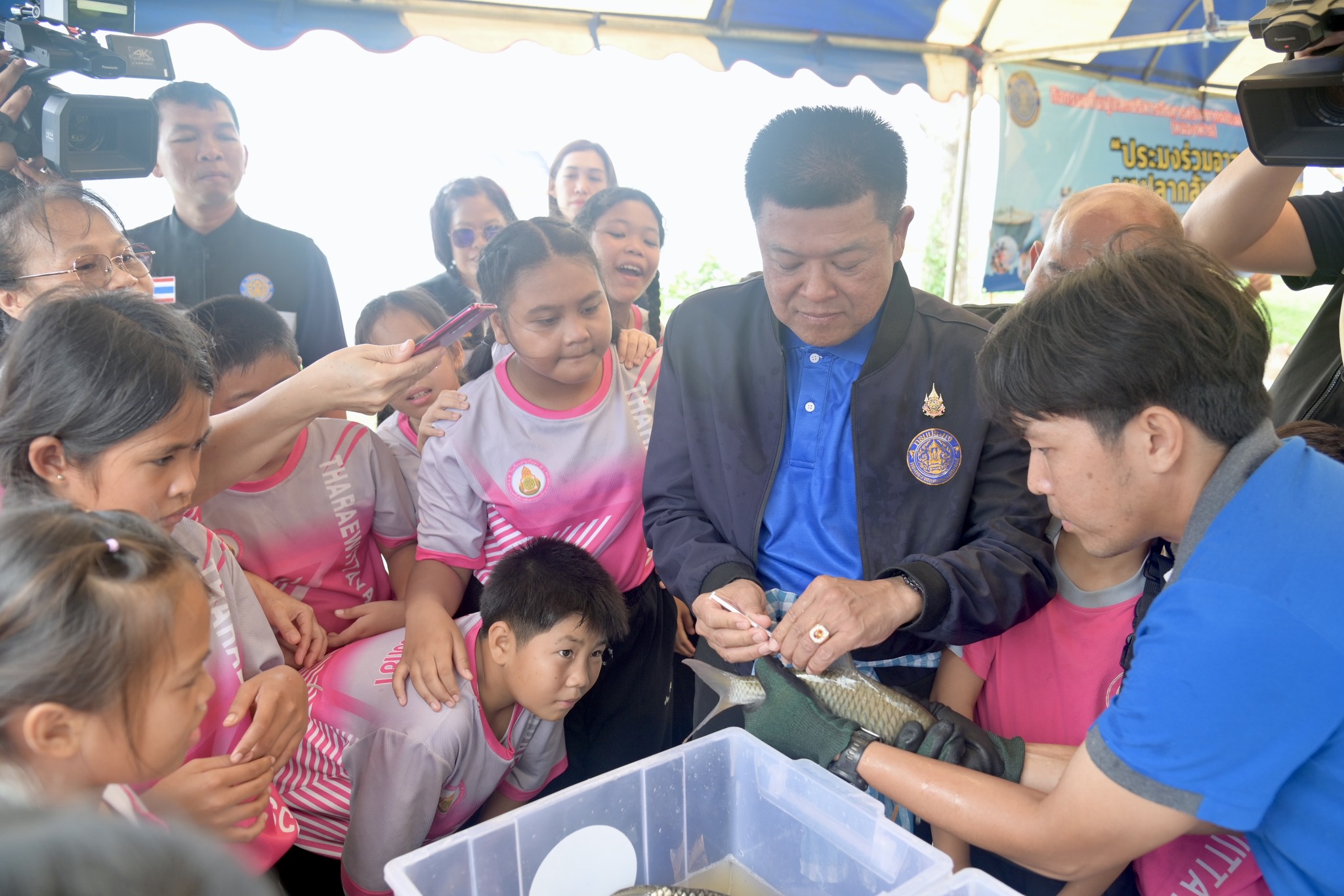 โครงการฟื้นฟูและบริหารจัดการทรัพยากรประมงแหล่งน้ำสำคัญหนองหาร จังหวัดสกลนคร ประจำปี 2568 ประมงร่วมอาสาพาปลากลับบ้าน