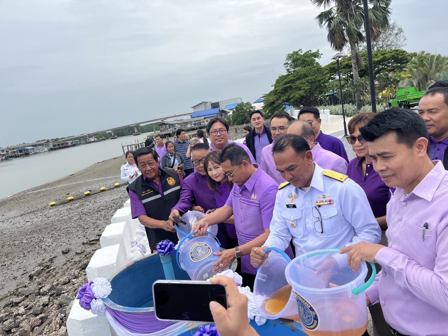 ร่วมปล่อยพันธุ์สัตว์น้ำ เนื่องในวันเฉลิมพระชนมพรรษาสมเด็จพระนางเจ้าสุทิดา พัชรสุธาพิมลลักษณ พระบรมราชินี