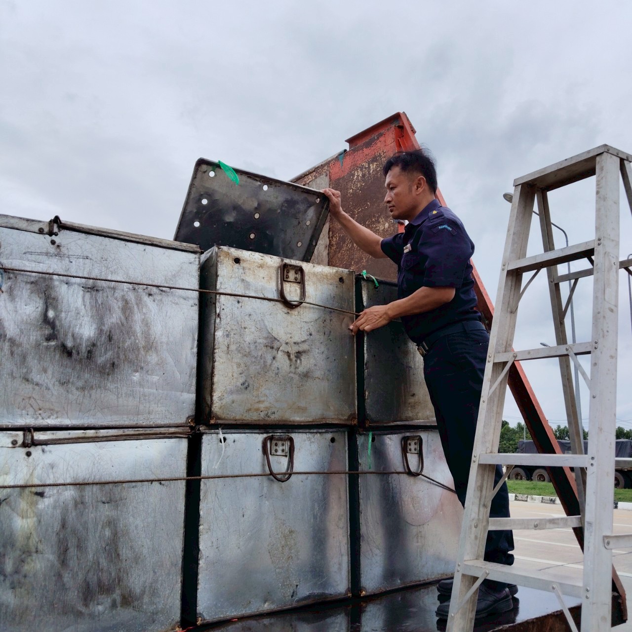ตรวจสินค้าประมงที่นำเข้า ส่งออก ทางจุดผ่านแดนถาวรบ้านหนองเอี่ยน..คลิก