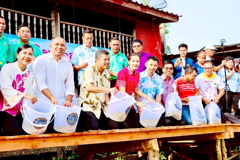 ร่วมพิธีเปิดโครงการส่งเสริมพัฒนาการท่องเที่ยว (เส้นทางท่องเที่ยวชุมชนยลวิถี ริมคลองลำปำ)..คลิก