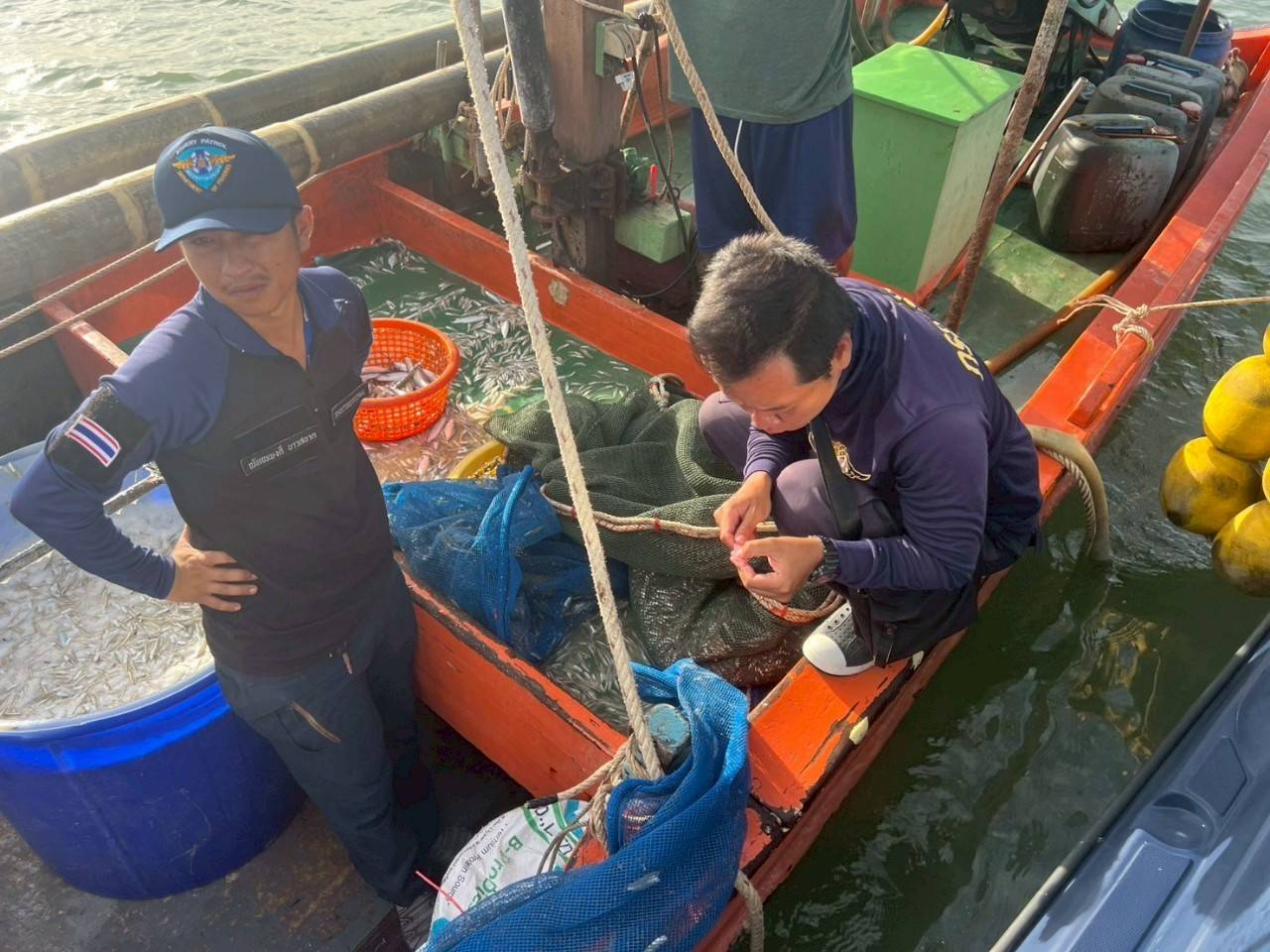 จับกุมเรือประมงเครื่องมืออวนรุนปลา จำนวน 1 คดี  ผู้ต้องหา 2 ราย..คลิก