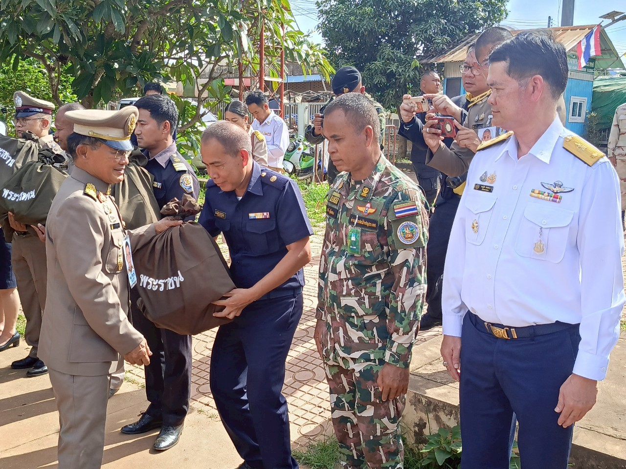 พระบาทสมเด็จพระเจ้าอยู่หัวพระราชทานสิ่งของและขวัญกำลังใจให้แก่เจ้าหน้าที่ ที่ปฏิบติตามแนวชายแดน..คลิก