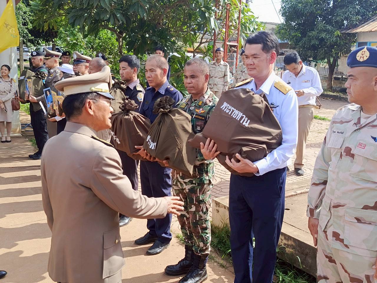 พระบาทสมเด็จพระเจ้าอยู่หัวพระราชทานสิ่งของและขวัญกำลังใจให้แก่เจ้าหน้าที่ ที่ปฏิบติตามแนวชายแดน