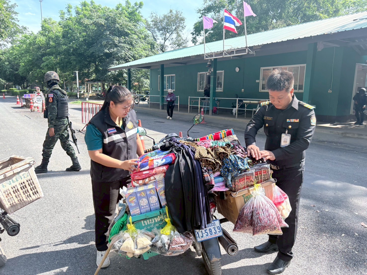 ตรวจสินค้าประมงที่นำเข้า ส่งออก ทางจุดผ่านแดนตาพระยา
