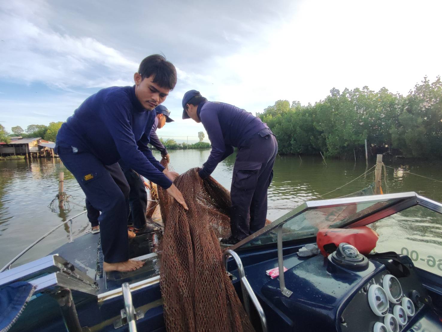 ออกปฏิบัติงานกิจกรรมควบคุมเฝ้าระวังการทำการประมงพื้นที่ทะเลนอกชายฝั่ง..คลิก