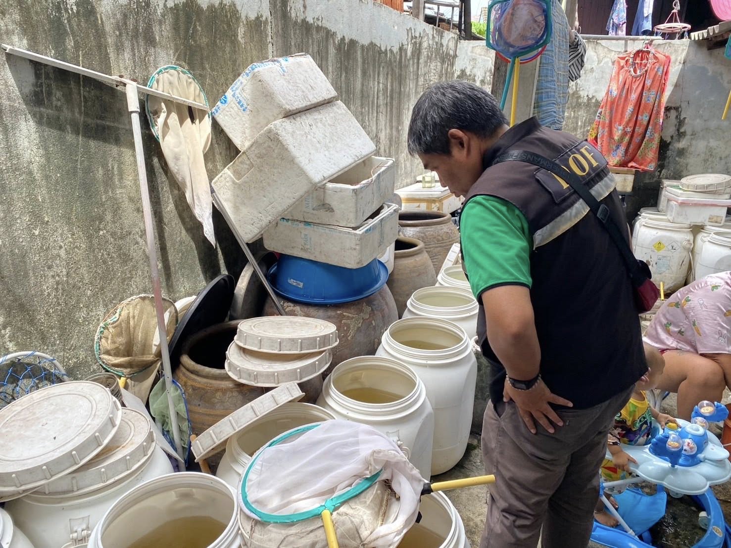 สำนักงานประมงพื้นที่กรุงเทพมหานคร ติดตาม ตรวจเยี่ยมฟาร์มเพาะพันธุ์สัตว์น้ำสวยงามพร้อมเก็บตัวอย่างสัตว์น้ำจากฟาร์มนำส่งห้องปฏิบัติการวิเคราะห์โรคสัตว์น้ำ กองวิจัยและพัฒนาสุขภาพสัตว์น้ำ