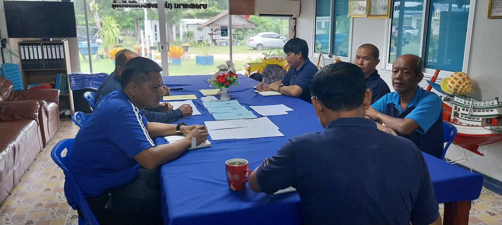 ประชุมหารือนายท้ายเรือฯ ช่างเครื่องเรือฯ ในการปฏิบัติงานปัญหาและอุปสรรคที่  ผ่านมาเพื่อวางแนวทางในการทำงาน ทั้งภาระกิจหลักและการบูรณาการกับ  หน่วยงานภายนอก 