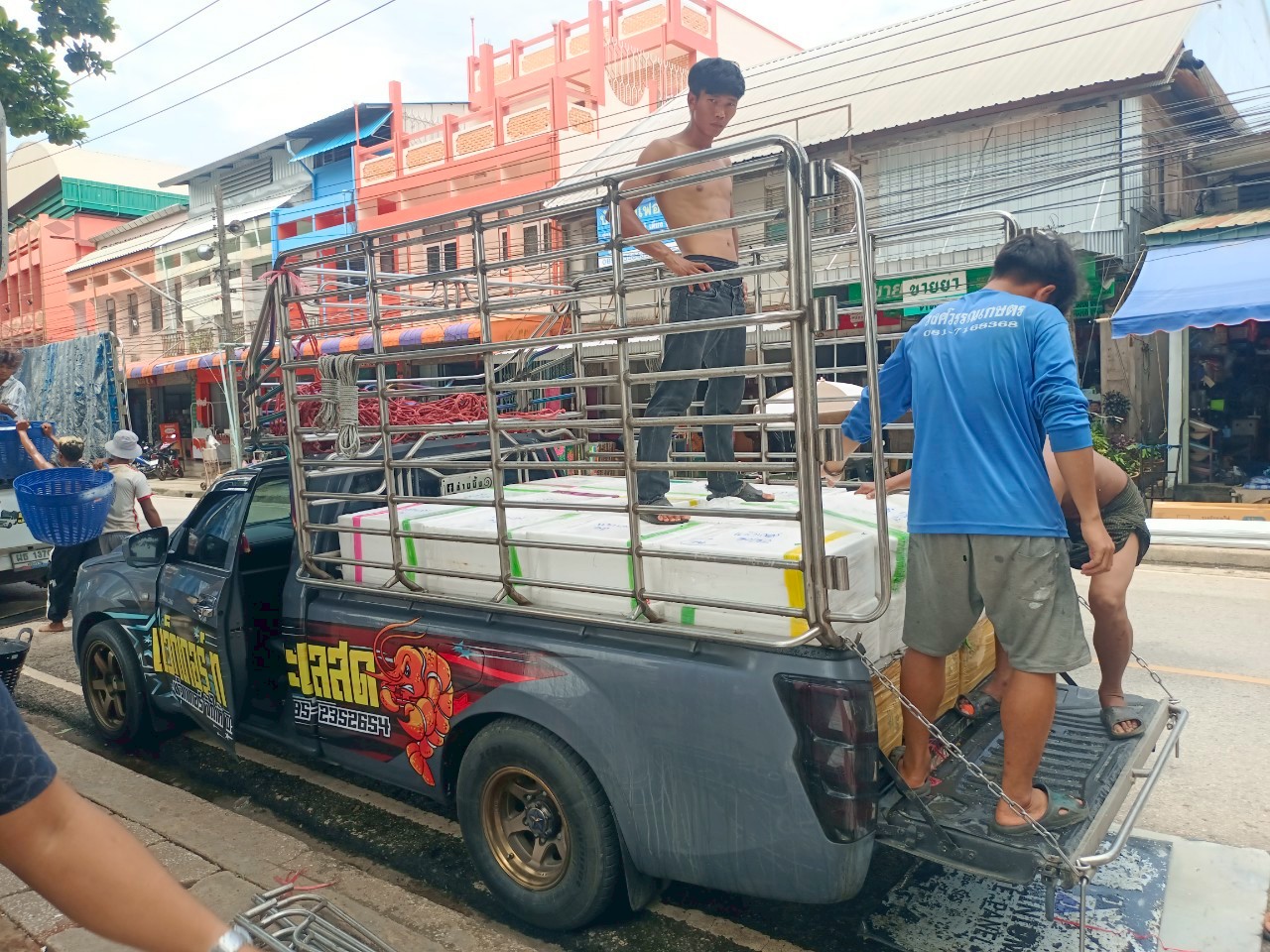 เจ้าหน้าที่ศูนย์บริหารจัดการด่านตรวจประมงเขต 1 (เชียงราย) ตรวจสอบสินค้าประมงส่งออกไปยังสาธารณรัฐประชาธิปไตยประชาชนลาว