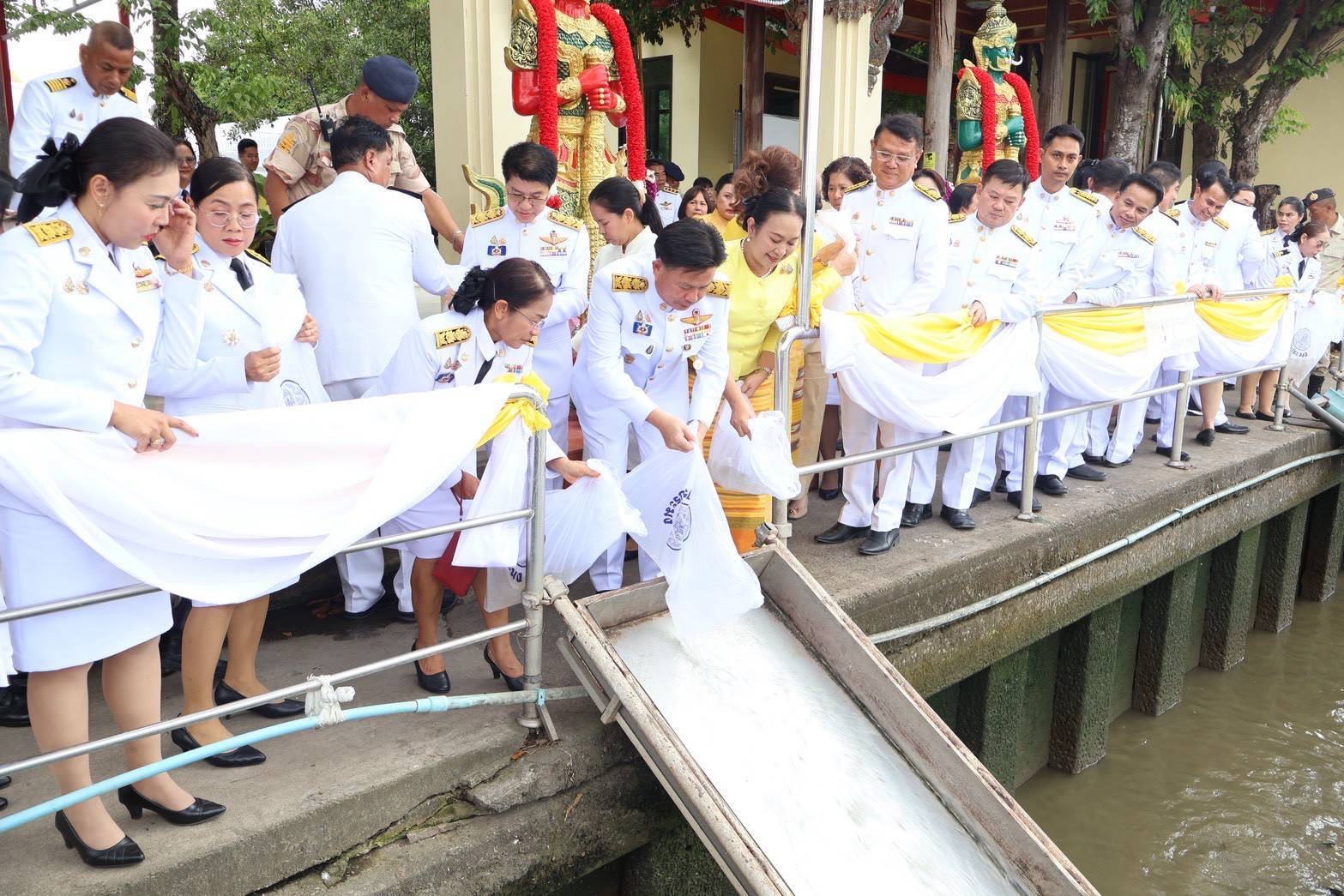 (อ.บางกรวย) พิธีเจริญพระพุทธมนต์ ถวายเป็นพระราชกุศลแด่พระบาทสมเด็จพระเจ้าอยู่หัว