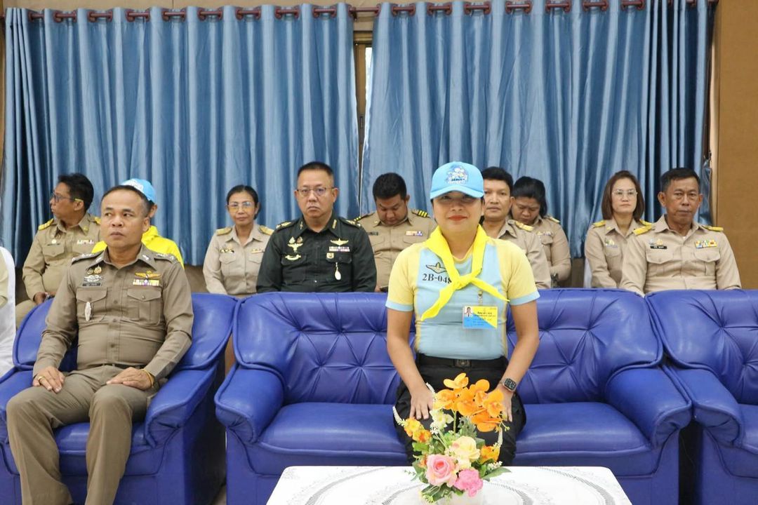 ประมงอำเภอลาดยาว  ร่วมพิธีมอบสิ่งของพระราชทาน (หมวกและผ้าพันคอ) และบัตรจิตอาสาพระราชทาน ให้กับประชาชนผู้ที่สมัครจิตอาสา..คลิก