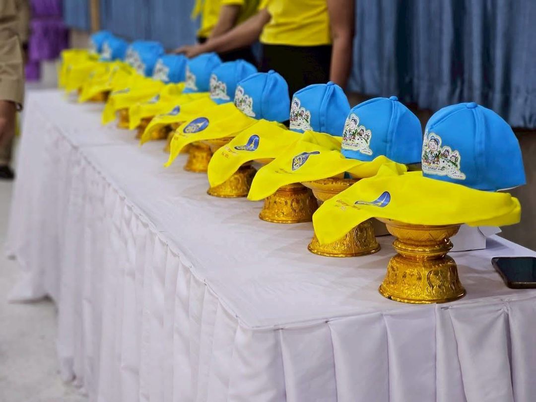 ประมงอำเภอลาดยาว  ร่วมพิธีมอบสิ่งของพระราชทาน (หมวกและผ้าพันคอ) และบัตรจิตอาสาพระราชทาน ให้กับประชาชนผู้ที่สมัครจิตอาสา