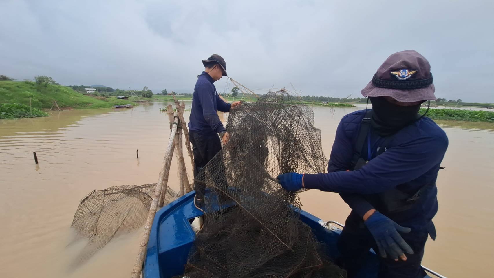 เจ้าหน้าที่ ศปจ.กาฬสินธุ์ ทำการตรวจยึดเครื่องมือที่ลักลอบทำการประมงในช่วงฤดูน้ำแดง 2568