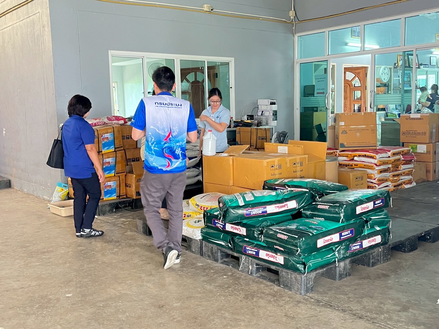 เจ้าหน้าที่ศูนย์บริหารจัดการด่านตรวจประมงเขต 1 (เชียงราย) ร่วมกับเจ้าหน้าที่กลุ่มวัตถุอันตรายและการค้าปัจจัยการผลิต ลงพื้นที่ตรวจสอบร้านค้าปัจจัยการผลิตในพื้นที่จังหวัดเชียงราย