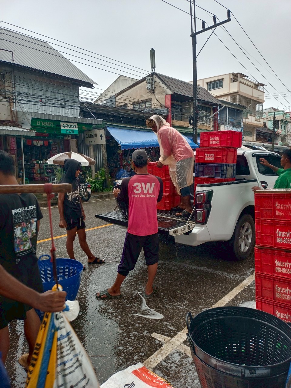 เจ้าหน้าที่ศูนย์บริหารจัดการด่านตรวจประมงเขต 1 (เชียงราย) ตรวจสอบสินค้าประมงส่งออกไปยังสาธารณรัฐประชาธิปไตยประชาชนลาว ผ่านทางด่านพรมแดนอำเภอเชียงแสน