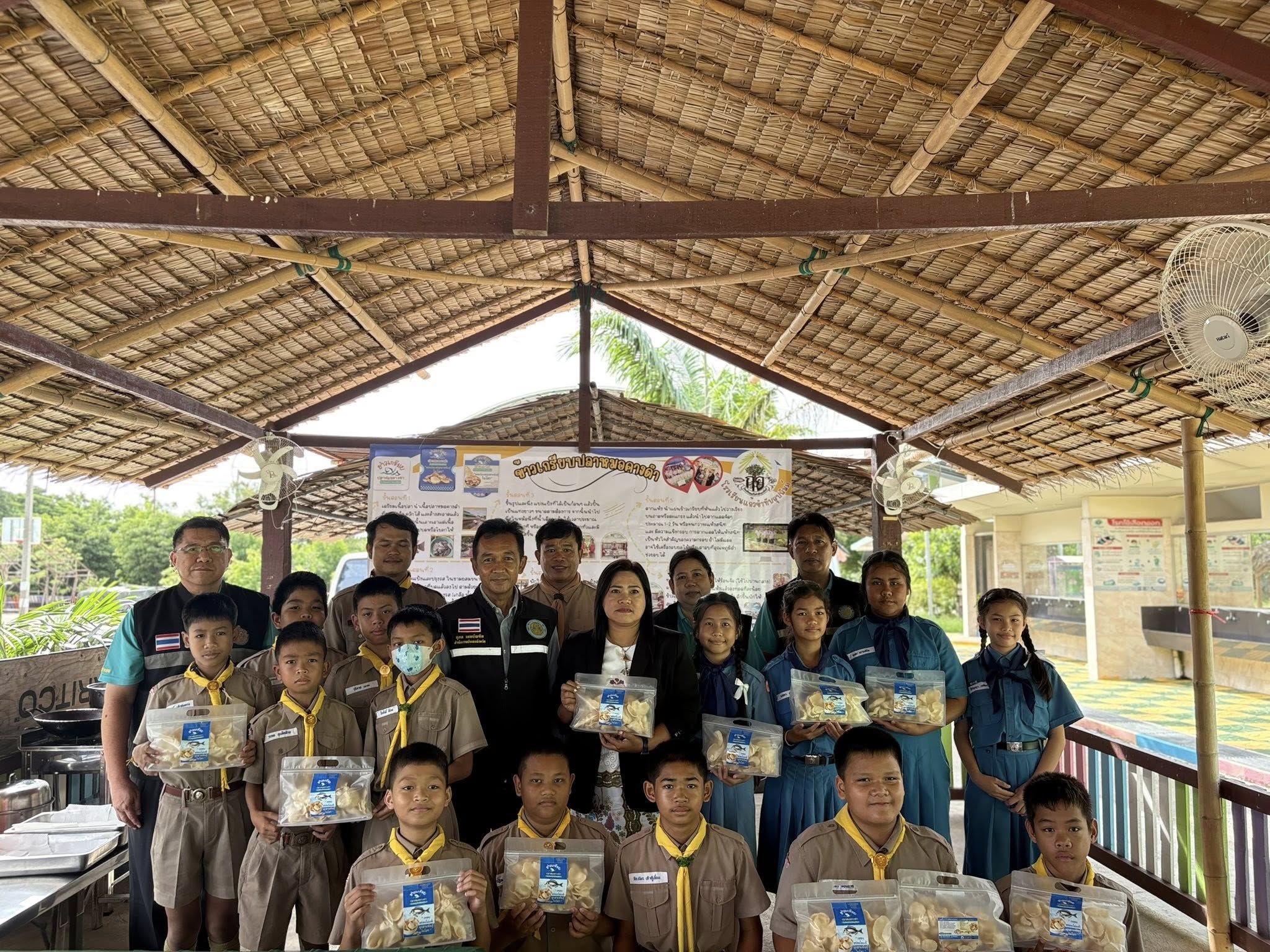 สำนักงานประมงพื้นที่กรุงเทพมหานคร เข้าเยี่ยมชมกิจกรรมการทำข้าวเกรียบปลาหมอคางดำ ตามโครงการภูมิปัญญาท้องถิ่น
