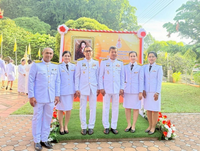 ร่วมพิธีเจริญพระพุทธมนต์และทำบุญตักบาตรถวายราชกุศล..คลิก