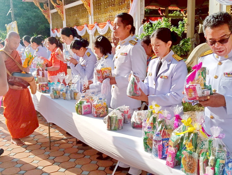 ร่วมพิธีเจริญพระพุทธมนต์และทำบุญตักบาตรถวายราชกุศล
