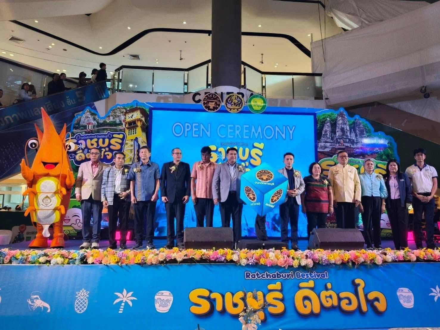 เข้าร่วมพิธีเปิดงานแสดงและจำหน่ายสินค้า 