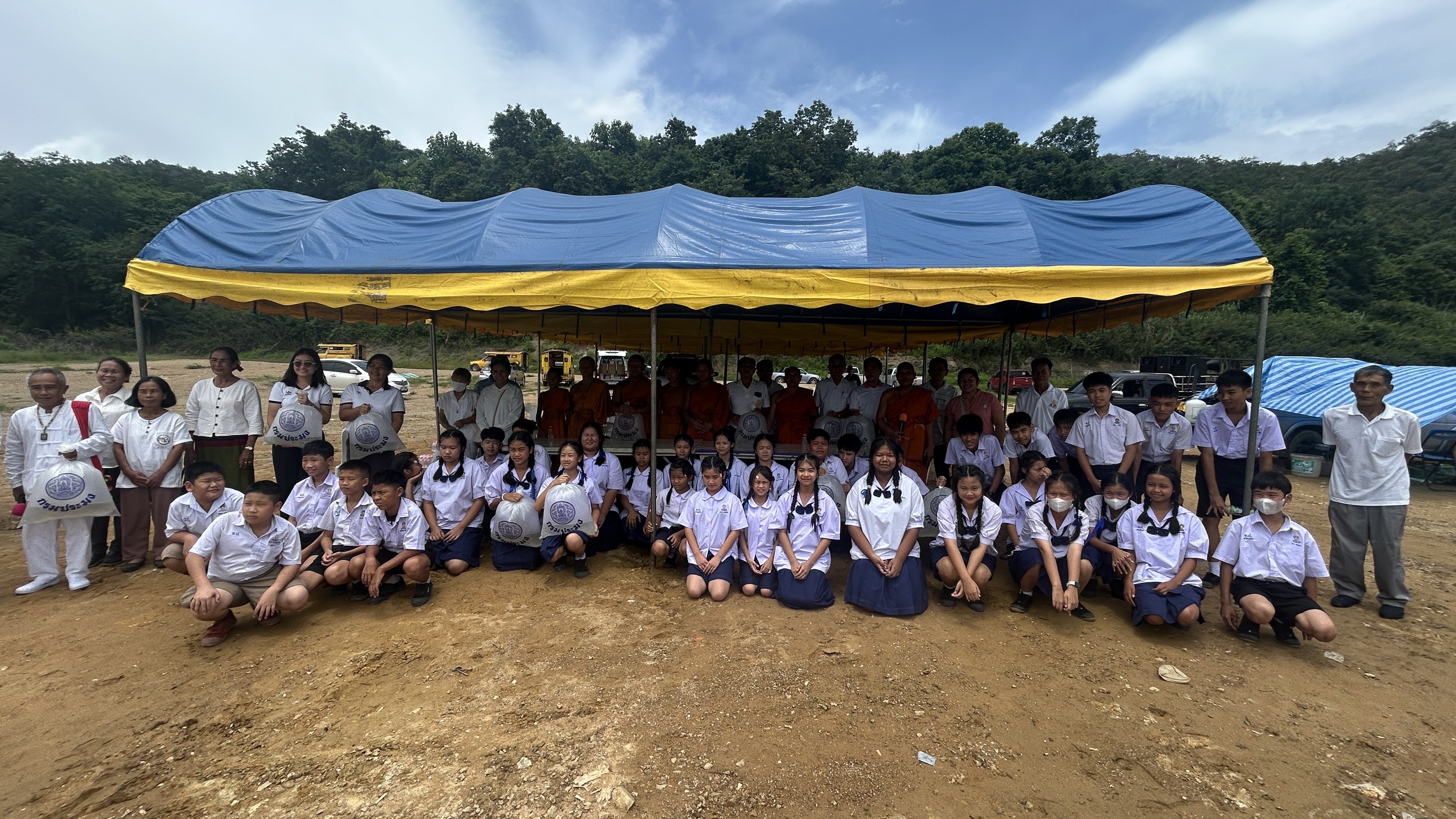 ปล่อยพันธุ์สัตว์น้ำลงในอ่างเก็บน้ำเขื่อนแม่กวงอุดมธารา