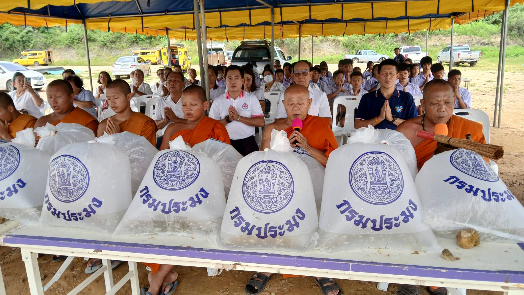 ปล่อยพันธุ์สัตว์น้ำลงในอ่างเก็บน้ำเขื่อนแม่กวงอุดมธารา