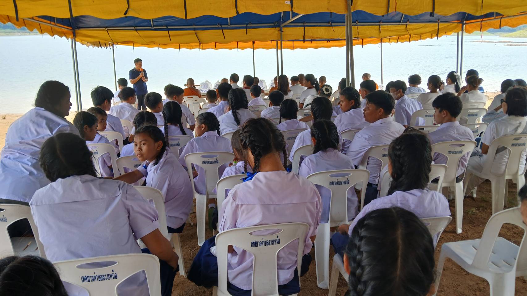 ปล่อยพันธุ์สัตว์น้ำลงในอ่างเก็บน้ำเขื่อนแม่กวงอุดมธารา