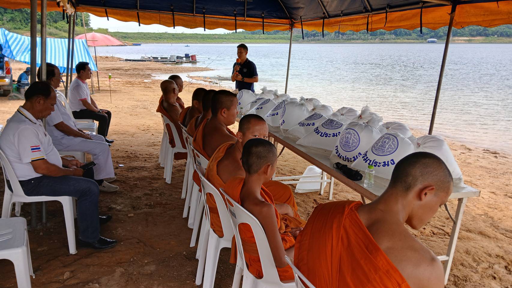 ปล่อยพันธุ์สัตว์น้ำลงในอ่างเก็บน้ำเขื่อนแม่กวงอุดมธารา