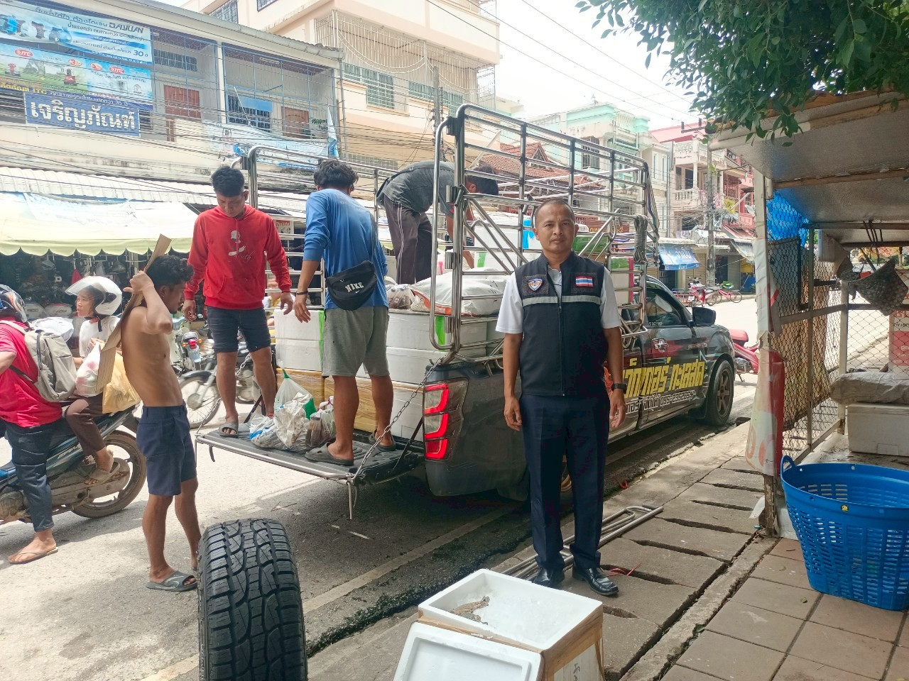 เจ้าหน้าที่ศูนย์บริหารจัดการด่านตรวจประมงเขต 1 (เชียงราย) ตรวจสอบสินค้าประมงส่งออกไปยังสาธารณรัฐประชาธิปไตยประชาชนลาว และสาธารณรัฐแห่งสหภาพเมียนมา