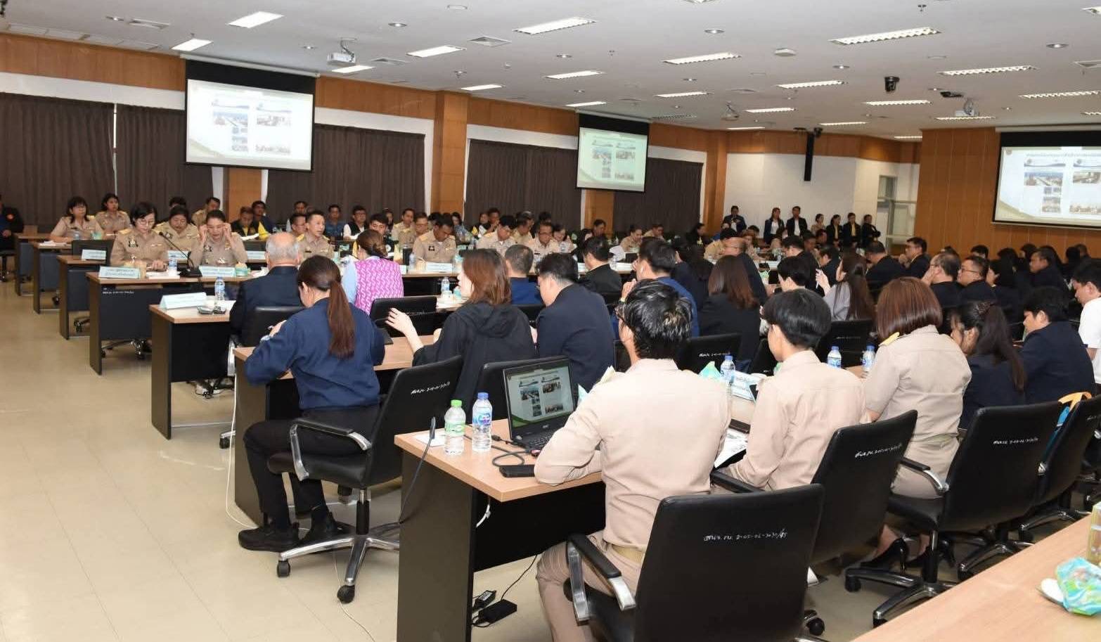 เข้าร่วมประชุมแก้ไขปัญหาราคามะพร้าวน้ำหอมตกต่ำและร่วมกันหาแนวทางการแก้ไขปัญหาอย่างยั่งยืน จังหวัดราชุรี