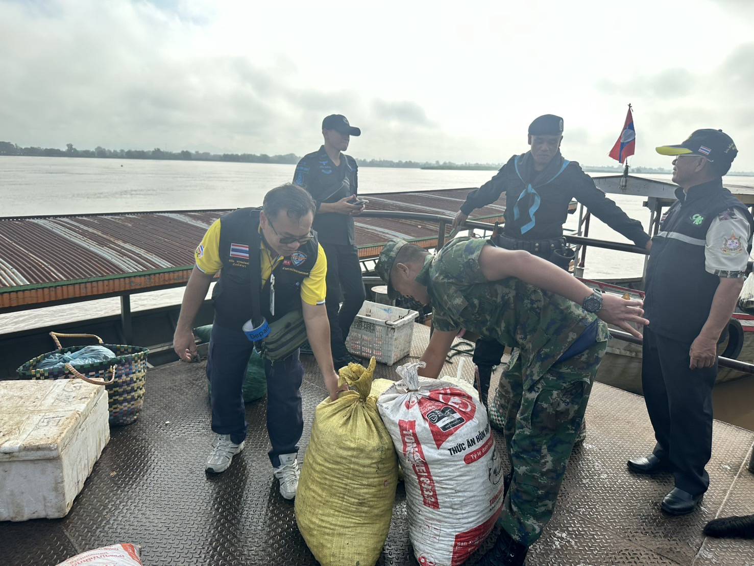 ข่าวกิจกรรม วันที่ 14 กรกฎาคม 2568 เจ้าหน้าที่ด่านตรวจประมงนครพนม ตรวจป้องกันการลักลอบนำเข้า-ส่งออกสินค้าประมง ณ จุดผ่อนปรนการค้า อ.ท่าอุเทน จ.นครพนม