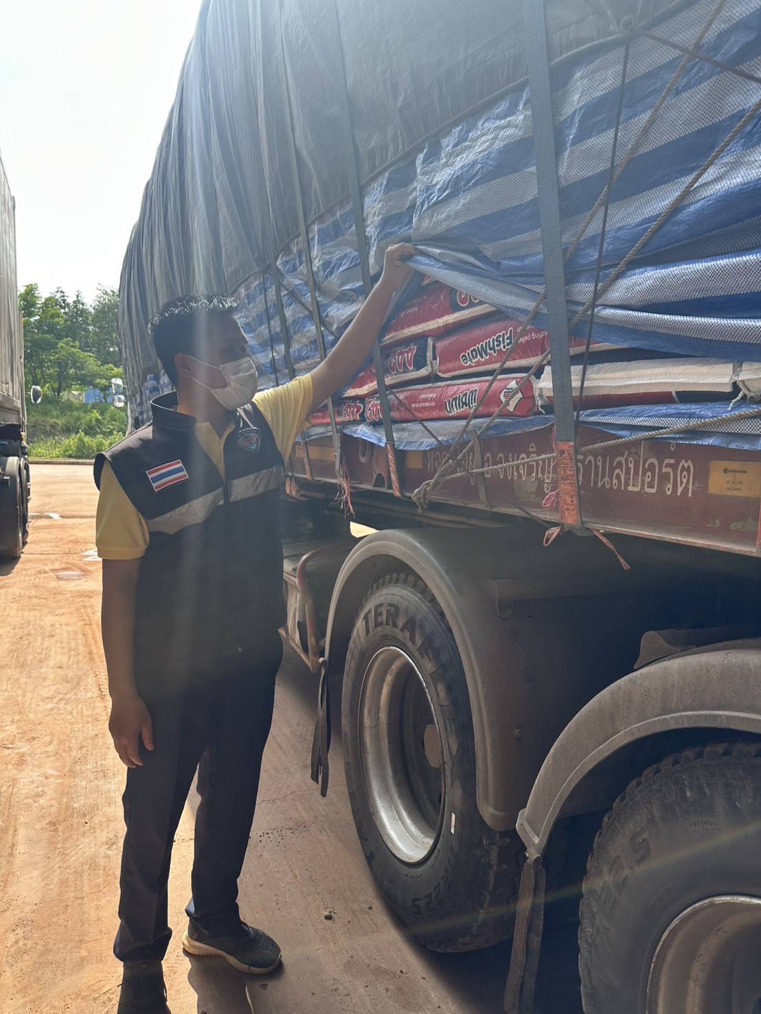 ข่าวกิจกรรม วันที่ 14 กรกฎาคม 2568 เจ้าหน้าที่ด่านตรวจประมงนครพนม ตรวจสอบการส่งออก ปัจจัยการผลิต (อาหารสัตว์น้ำ) ณ จุดผ่านแดนถาวรสะพานมิตรภาพไทย-ลาว แห่งที่ 3 (นครพนม-คำม่วน) จ.นครพนม
