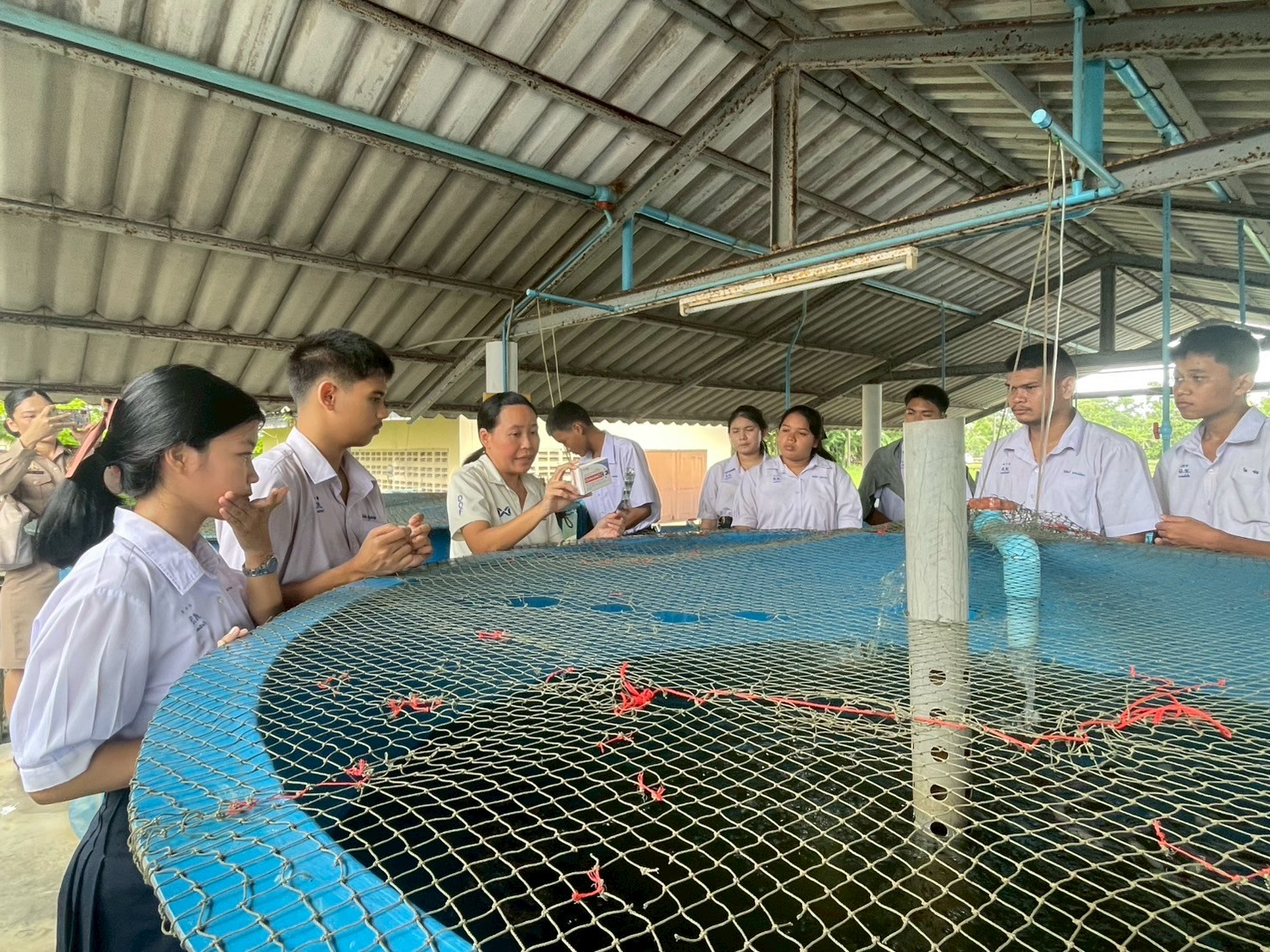 คณะครู นักเรียน กลุ่มสาระการเรียนรู้วิทยาศาสตร์และเทคโนโลยี ศึกษากระบวนการเพาะพันธุ์สัตว์น้ำจืด ของ ศพจ.ตราด