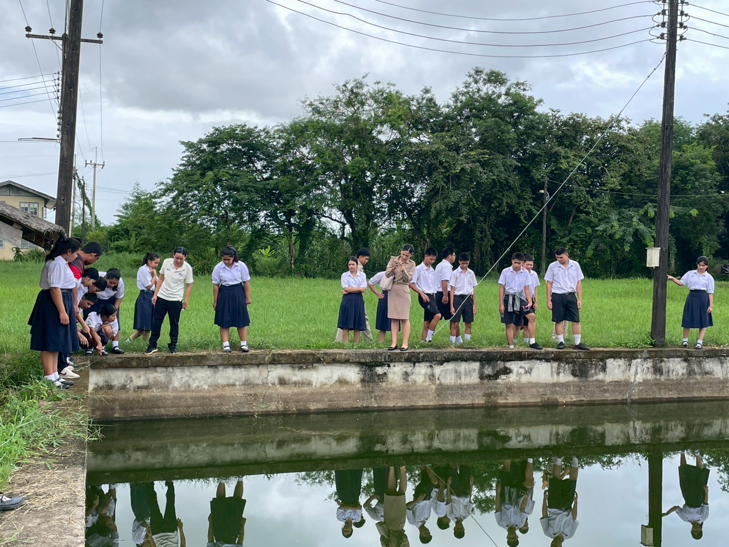 คณะครู นักเรียน กลุ่มสาระการเรียนรู้วิทยาศาสตร์และเทคโนโลยี ศึกษากระบวนการเพาะพันธุ์สัตว์น้ำจืด ของ ศพจ.ตราด